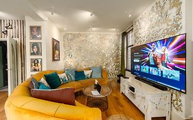 City Retreat, Spacious 4 Bed House, Games Room, Parking, Hot Tub & Bbq