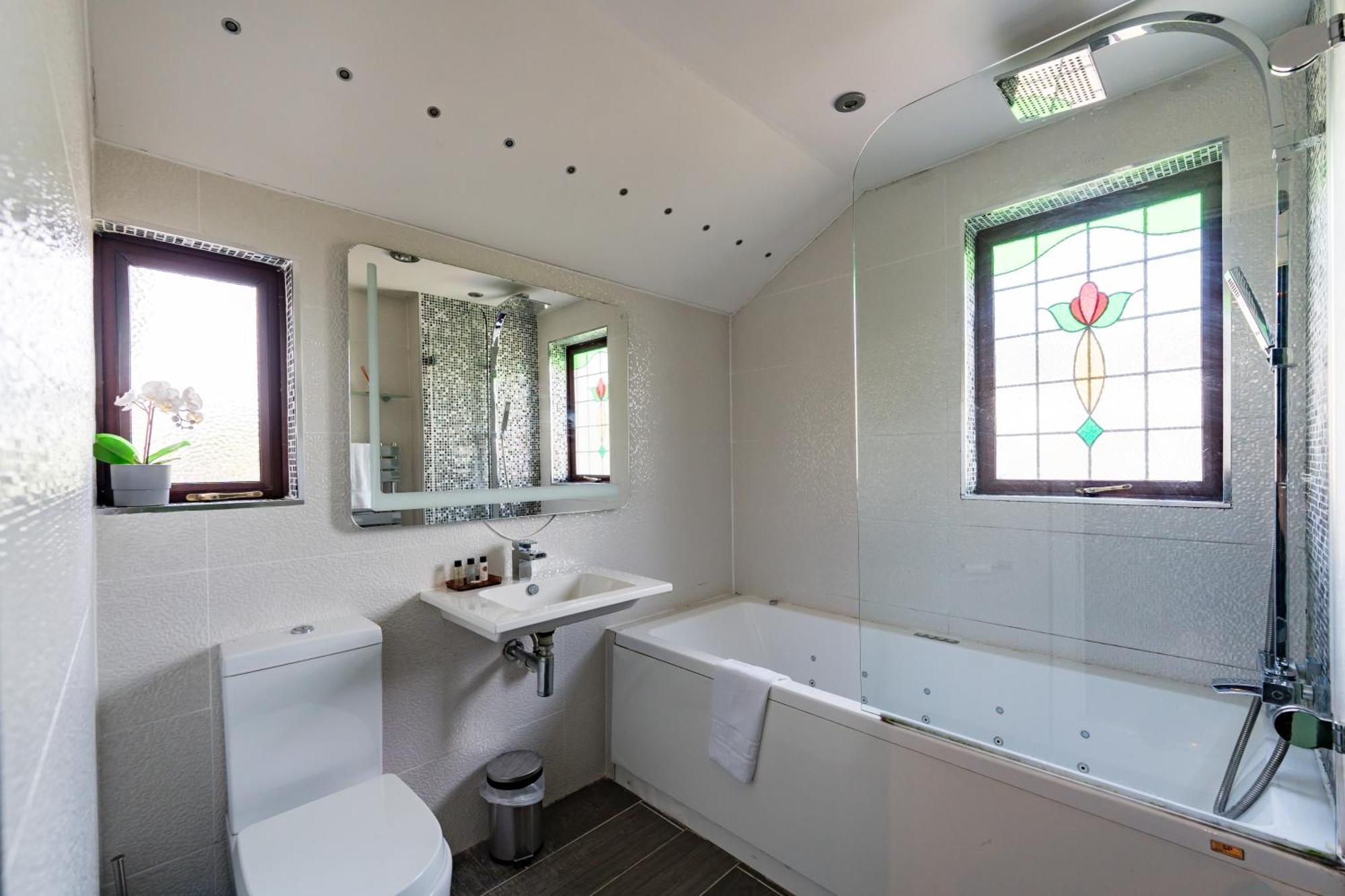 City Retreat, Spacious 4 Bed House, Games Room, Parking, Hot Tub & Bbq Cardiff Exterior photo