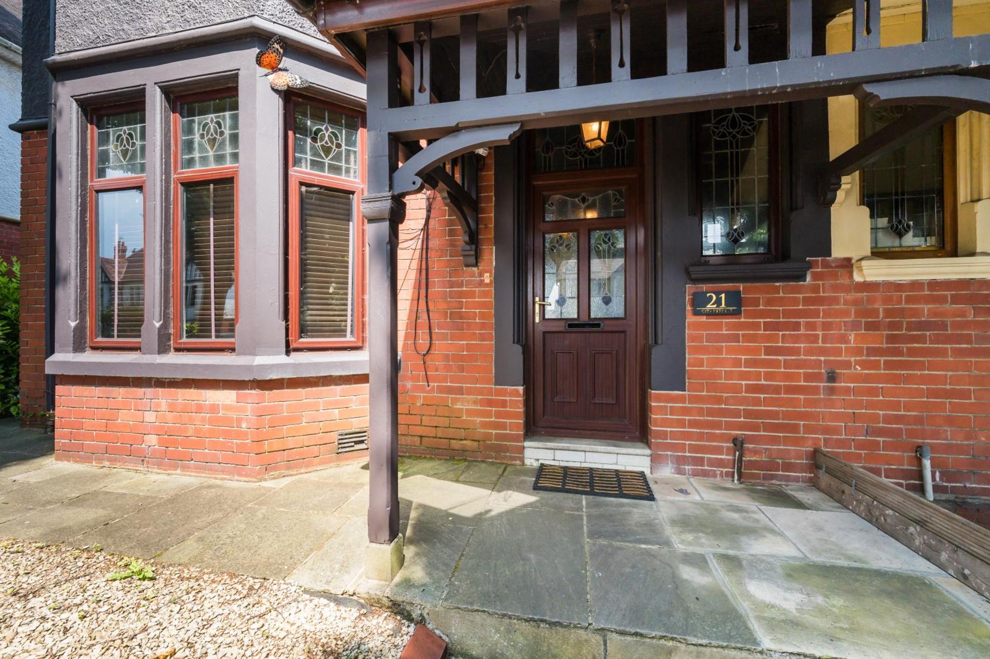 City Retreat, Spacious 4 Bed House, Games Room, Parking, Hot Tub & Bbq Cardiff Exterior photo