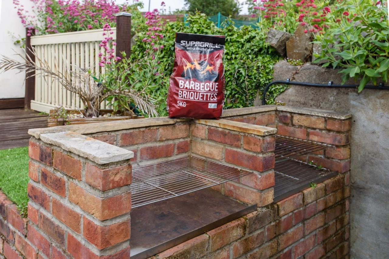 City Retreat, Spacious 4 Bed House, Games Room, Parking, Hot Tub & Bbq Cardiff Exterior photo